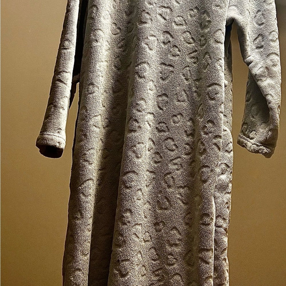 Cozy Textured Robe in Gray - Picture 2 of 7